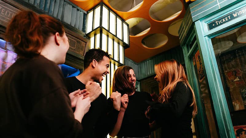 Vier Personen freuen sich über das einen Erfolg im Escape Room in Berlin - Babylon Berlin.