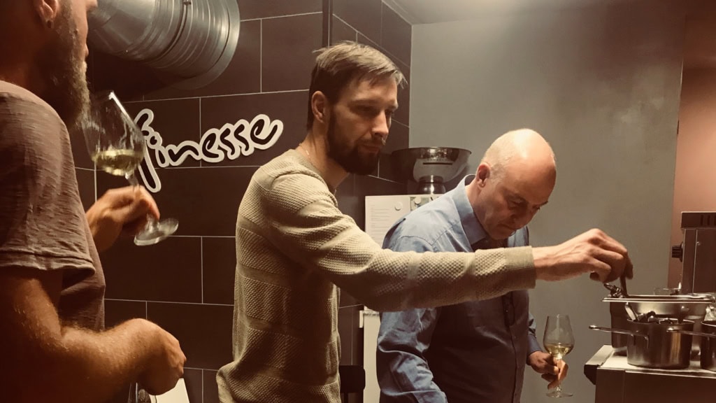 Männer kochen in der Küche beim Exklusiver Kochkurs in Dresden