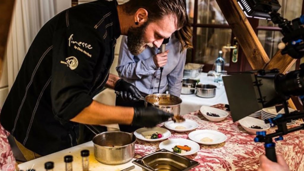 exlkusiver-kochkurs-dresden5.jpg Koch serviert Menü auf Teller beim exklusiver Kochkurs in Dresden