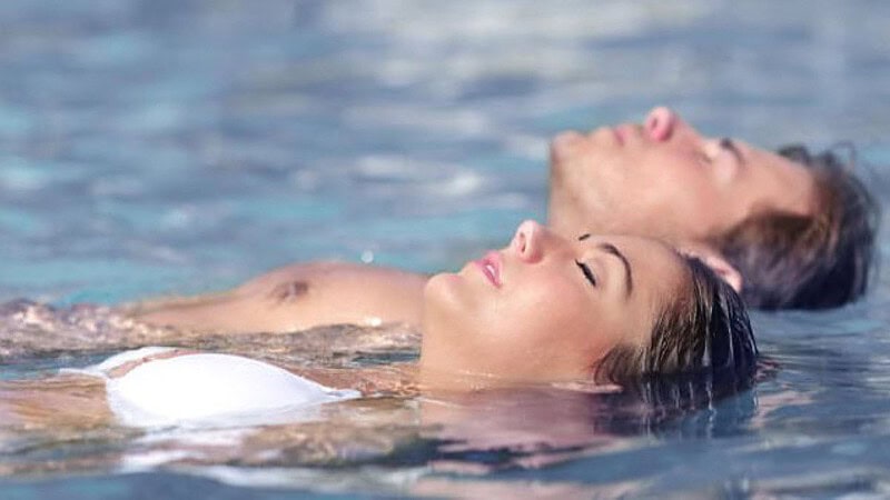 Mann und Frau schweben auf dem Wasser - Floating für 2 in Berlin