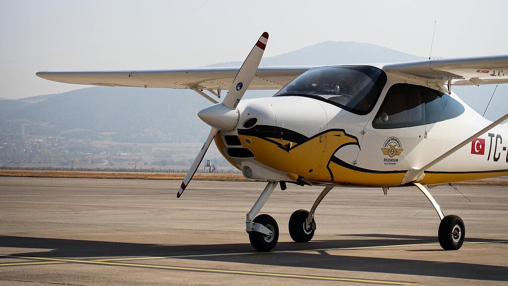 flugzeug10.jpg Flugzeug auf der Startbahn, Berge im Hintergrund