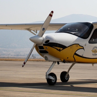 Flugzeug auf der Startbahn, Berge im Hintergrund