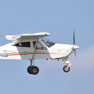 Flugzeug im Flug gegen den Himmel