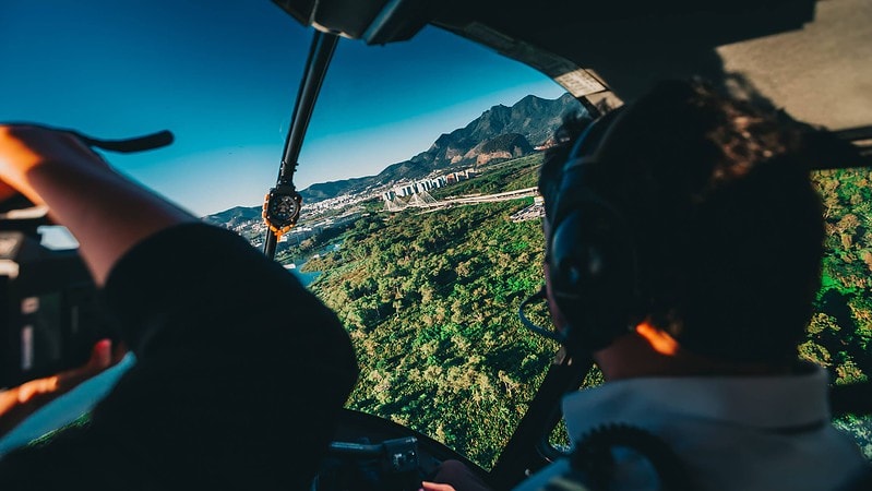 Blick auf Wälder aus dem Cockpit eines Kleinflugzeugs