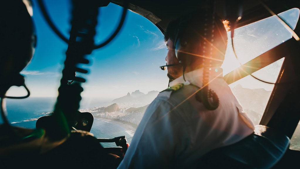 flugzeug5.jpg Pilot am Steuer eines Flugzeugs bei Sonnenschein