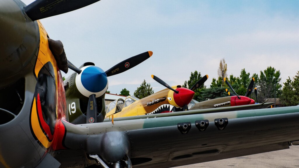 flugzeug7-1.jpg mehrere bunte Kleinflugzeuge, Blick von unten