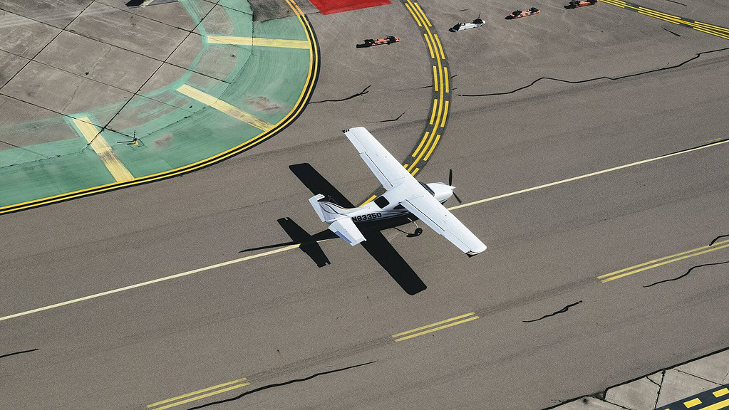 flugzeug9-1-1.jpg Kleinflugzeug auf der Startbahn