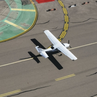 Kleinflugzeug auf der Startbahn