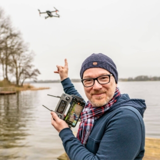 Ein Mann bedient eine Drohne