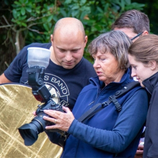 4 Fotografen nehmen Bilder in der Wald auf