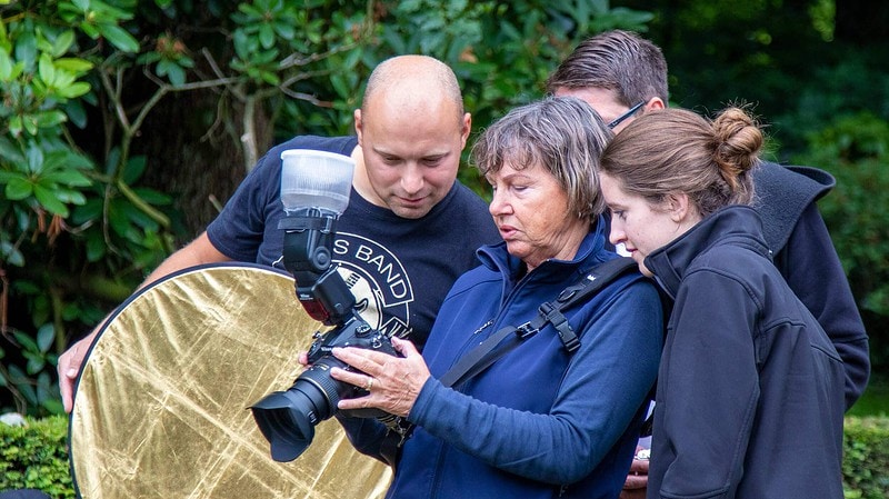 4 Fotografen nehmen Bilder in der Wald auf