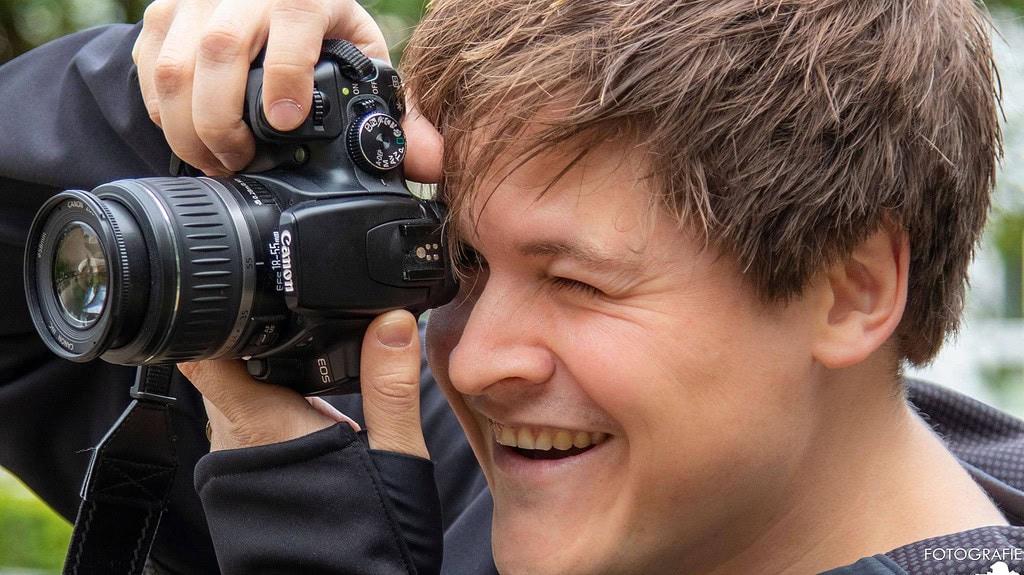 foto16.jpg Ein Mann macht Fotos mit seiner Canon-Kamera