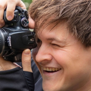 Ein Mann macht Fotos mit seiner Canon-Kamera