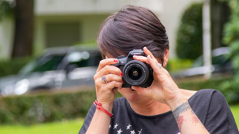 Eine Frau nimmt ein Foto mit ihrer Kamera auf