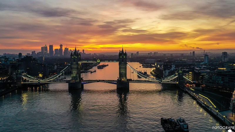 Blick aus der Vogelperspektive auf eine moderne Stadt