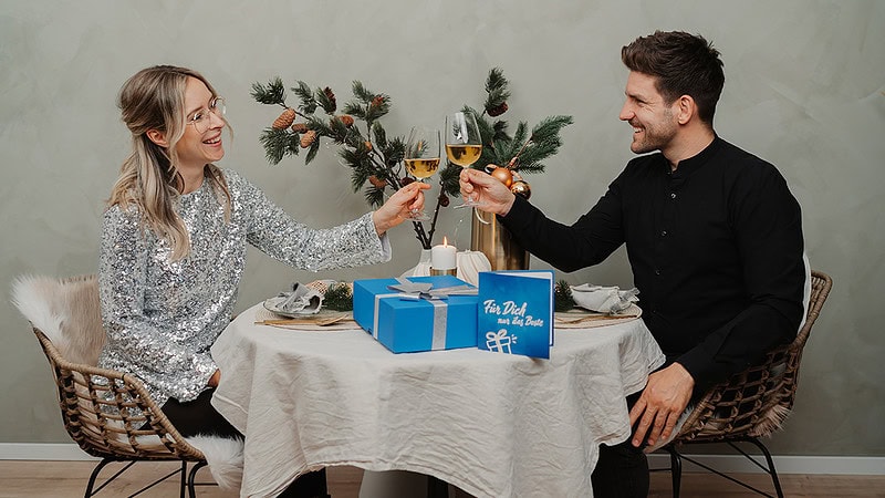 Zwei Personen sitzen am Tisch