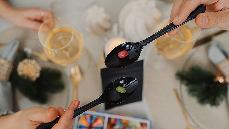 Draufsicht auf dei schwarzen Löffel der Geschenkbox Dinner in the Dark