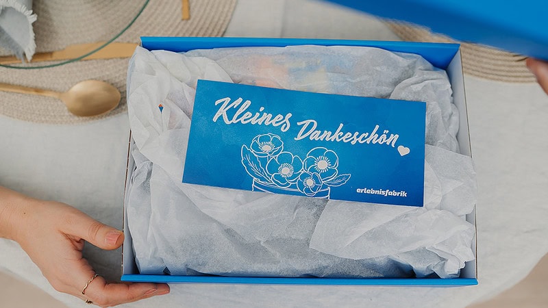 Ansicht der Geschenkbox. Hier liegt der Gutschein auf der Geschenkbox