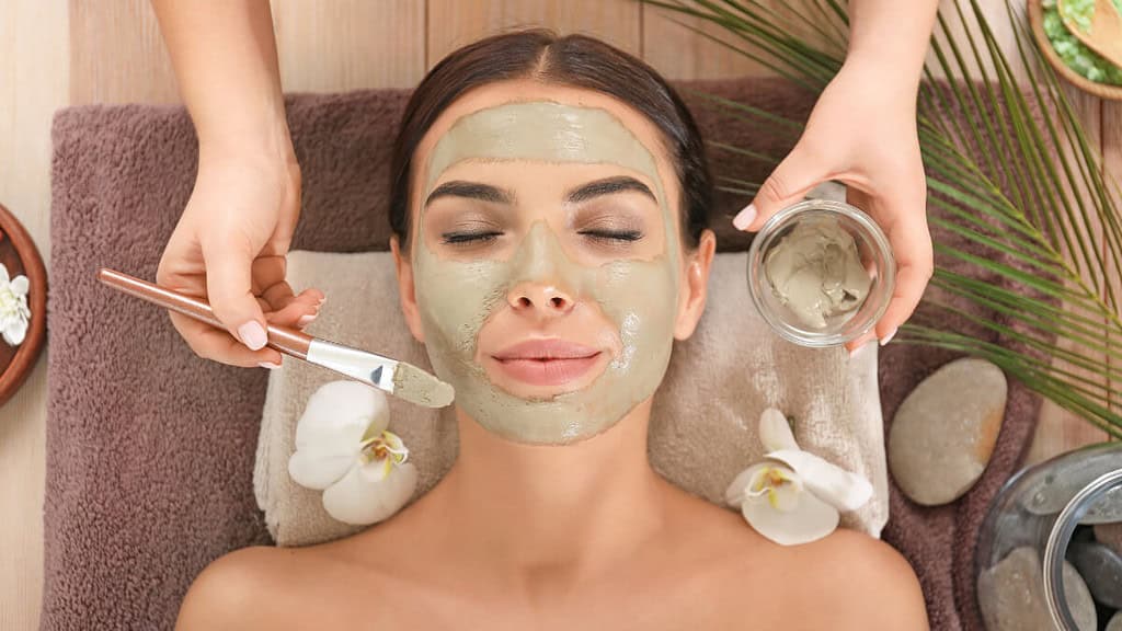 gesichtsbehandlung-maske Eine Frau bekommt eine Gesichtsbehandlung und Gesichtsmaske im SPA