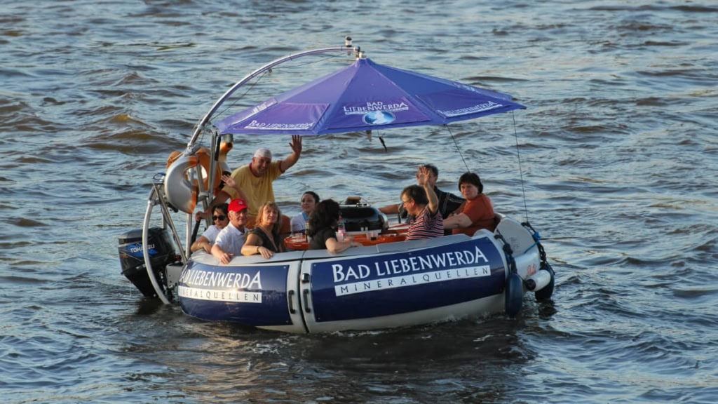 grillboot_fruehstueck Freunde frühstücken auf einem Grillboot