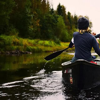Frau im Canadier in der Natur