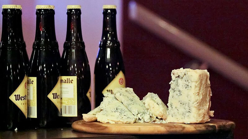 Bierflaschen stehen neben einem Käse beim Bier- und Käseseminar in Leipzig