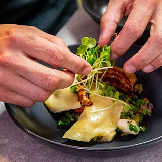 Der Kochprofi serviert selbstgemachte Pasta auf einen Fehler.