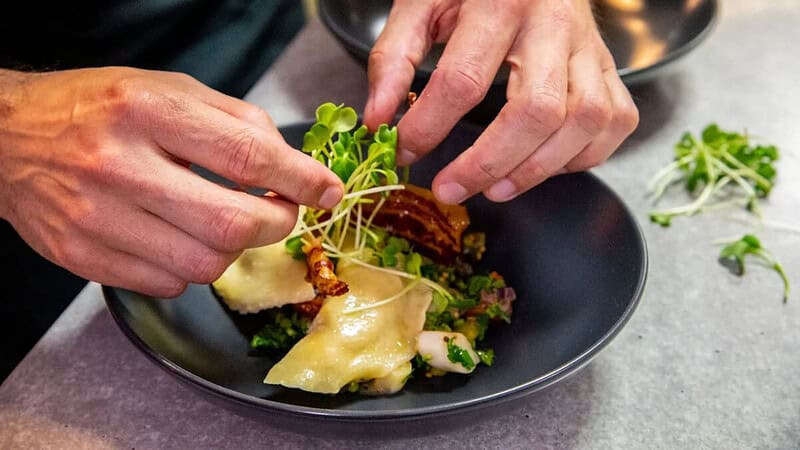 Der Kochprofi serviert selbstgemachte Pasta auf einen Fehler.