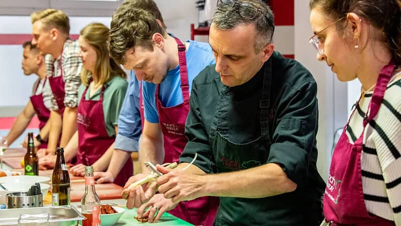 Der Profikoch zeigt wie man den Spargel am besten schält.