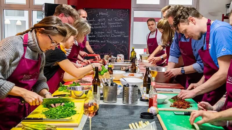 Eine Gruppe nimmt bei einem Kochkurs teil.