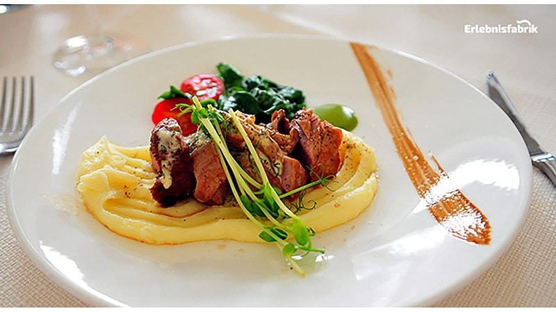 Teller mit Kartoffelbrei und Fleisch als Speise zum Bierrundgang Meißen