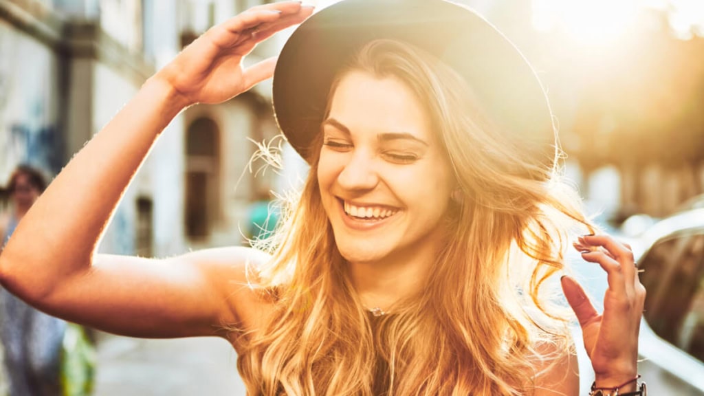 lifestyle-fotoshooting-2 Eine Frau lacht und posiert währen eines Outdoor-Fotoshootings in der Stadt