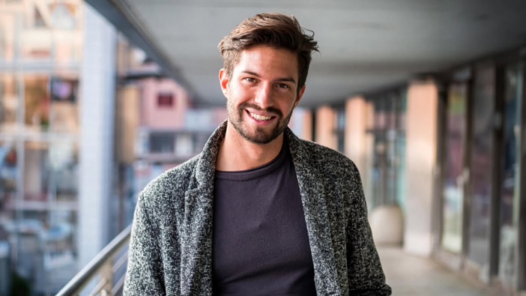 lifestyle-fotoshooting-3 Ein Mann lacht uns posiert während eines Outdoor-Fotoshootings in der Stadt