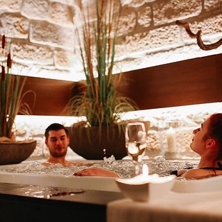 zwei Menschen im Schaumbad