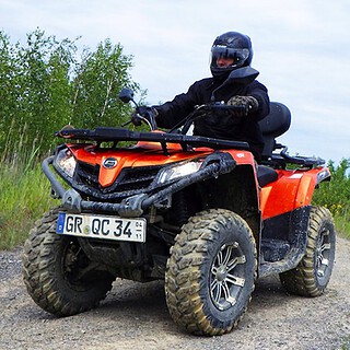 quad-boots-tour-oberlausitz4.jpg Quad touren oberlausitz - Mensch auf rotem Quad