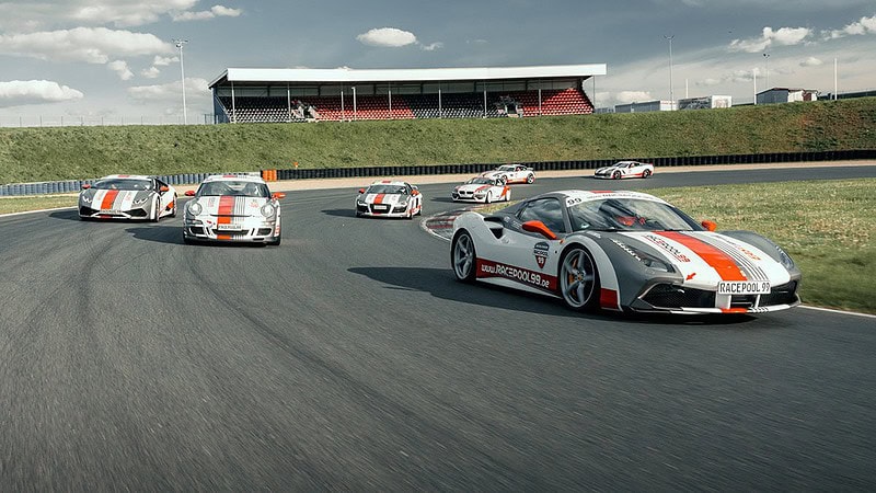 Rennwagen fahren auf der Rennstrecke