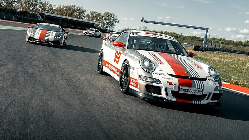 Rennwagen vorn Porsche dahinter ein Lamborghini