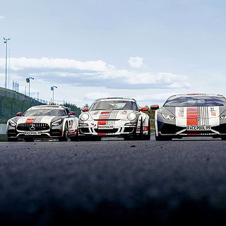 Rennwagen stehen auf der Rennstrecke nebeneinander