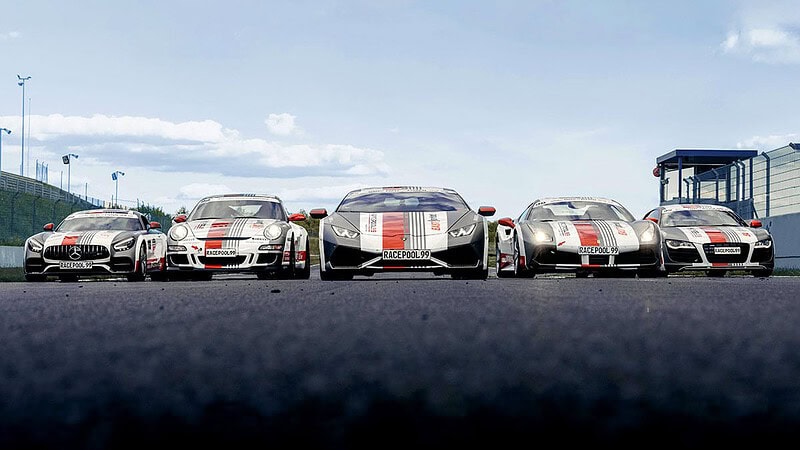 Rennwagen stehen auf der Rennstrecke nebeneinander