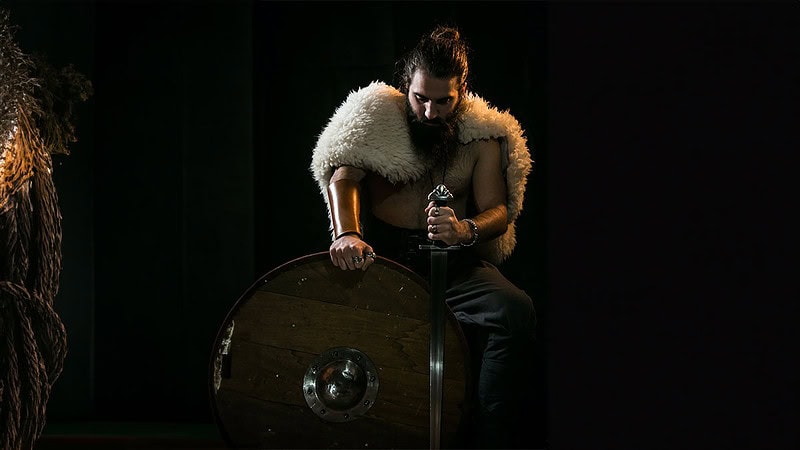 Ein Ritter steht im dunklen mit seiner Ausrüstung beim Ritteressen in München