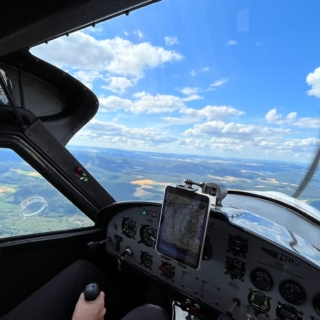 Pilot steuert die Cessna - Blick aus dem Cockpit