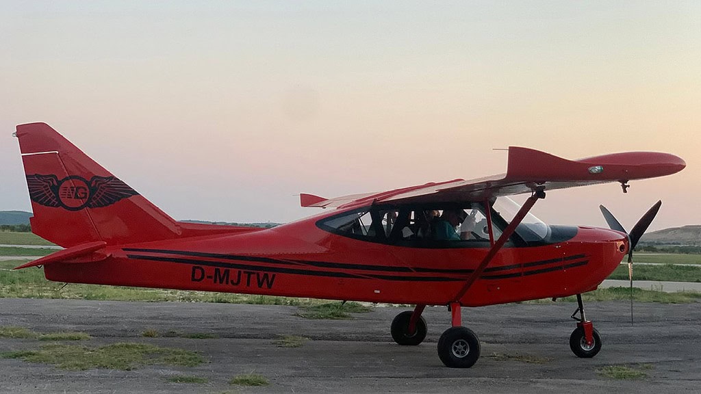 rundflug-mainz3.jpg Seitenansicht einer roten Cessna in Mainz