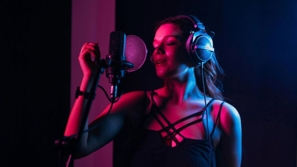 saengerin-musik-studio-2 Sängerin nimmt Lieder im Musikstudio auf