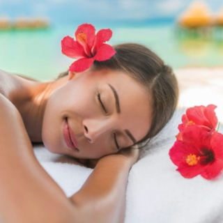 Eine Frau genießt eine sommerliche Massage