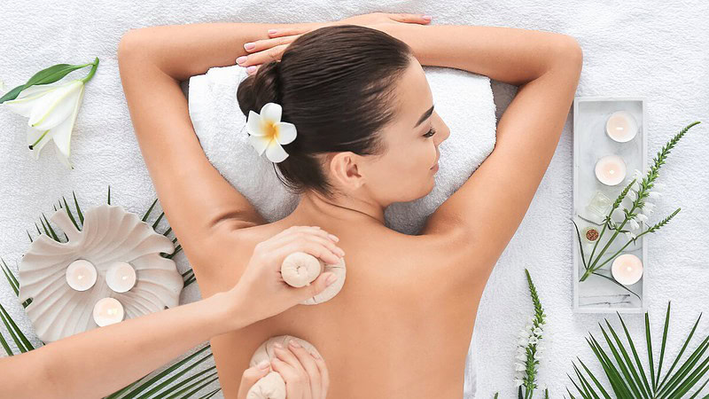 Eine Frau genießt eine Rückenmassage in einem Spa