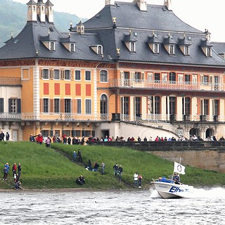 speedboot vor den dem Schloss Pillnitz