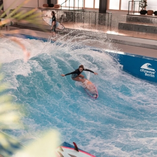Surfen bei Berlin - Becken mit Wellen und Surfer auf den Wellen