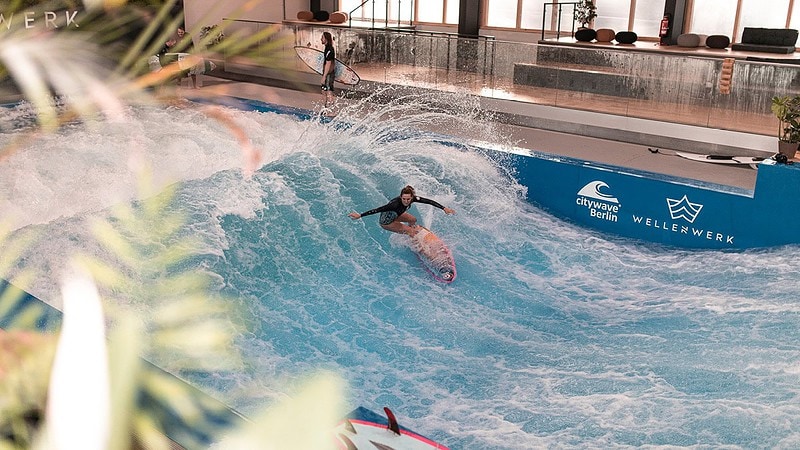 Surfen bei Berlin - Becken mit Wellen und Surfer auf den Wellen