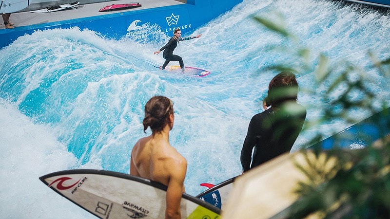 Surfen bei Berlin - Becken mit Wellen und Surfer mit Menschen in Front