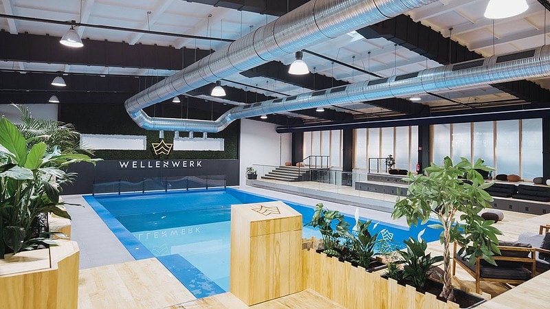 Surfen bei Berlin - Becken mit Wellen und Surfer Ansicht von der Seite